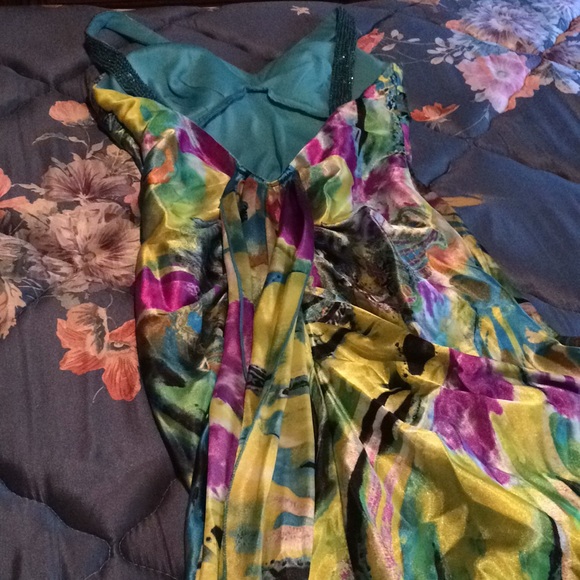 Beautiful long patterned dress - Picture 5 of 5